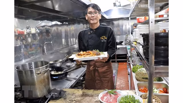Les caractéristiques que Diên veut donner à ses plats, c’est qu’ils sont purement à la vietnamienne et adaptés au monde. Photo : VNA. Les caractéristiques que Diên veut donner à ses plats, c’est qu’ils sont purement à la vietnamienne et adaptés au monde. Photo : VNA.