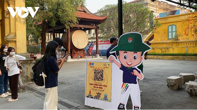 Les visiteurs scannent les codes QR pour trouver des informations à la citadelle impériale de Thang Long. Photo : VOV.