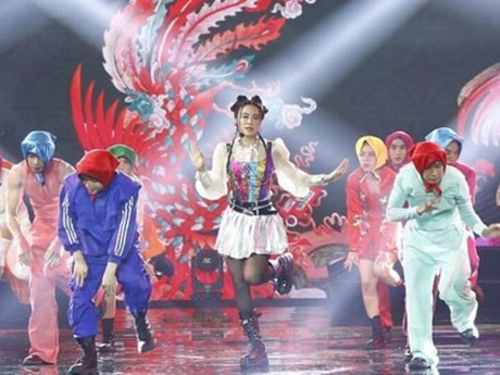 La pop star Hoàng Thùy Linh (centre) sur scène.