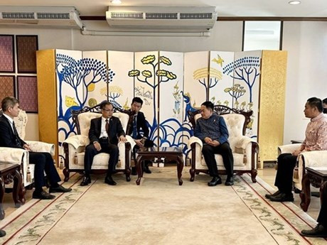 Séance de travail entre l'ambassadeur vietnamien en Thaïlande, Phan Chi Thành (à gauche), et le gouverneur de la province thaïlandaise de Khon Kaen, Kraisorn Kongchalad. Photo : VNA.