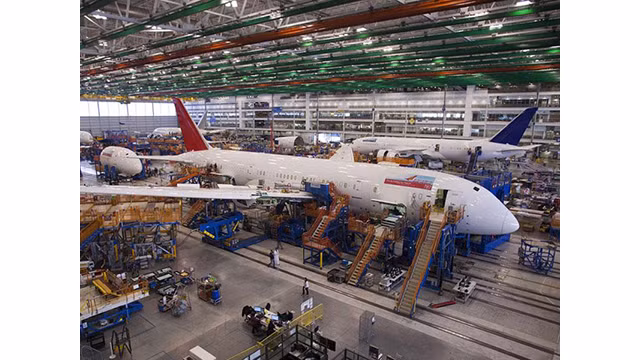 La fabrication d’un avion nécessite plus de 6 millions de composants, actuellement de nombreux fournisseurs vietnamiens participent à la production de certains composants d'avions commerciaux des principaux avionneurs mondiaux. Photo : vneconomy.vn