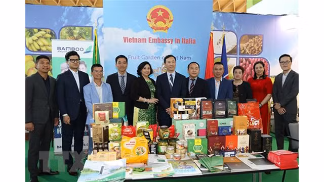 L'ambassadeur du Vietnam en Italie, Duong Hai Hung, et des représentants d'entreprises participent à Macfrut 2022. Photo : VNA.