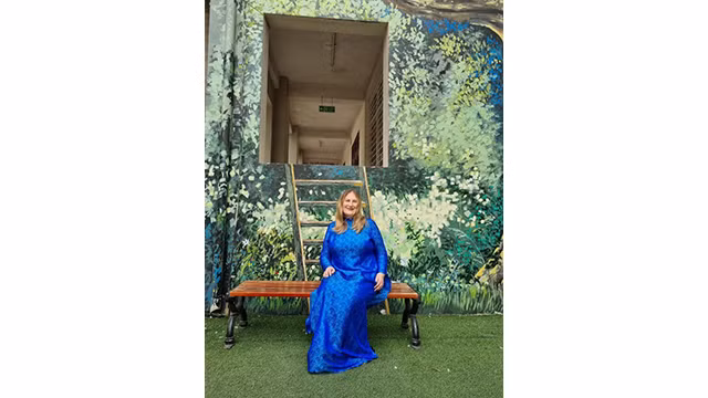 L’enseignante Svetlana, qui enseigne au lycée pour les surdoués Hoàng Van Thu (Hoa Binh), a partagé que l'áo dài est magique quand, avec sa beauté gracieuse. Photo : thoidai.com.vn