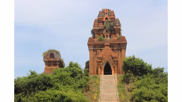 Toutes les tours Chàm de la province ont été classées comme monuments architecturaux et artistiques nationaux, dont la tour Duong Long a été classée comme site national spécial en 2015. Photo : VOV.