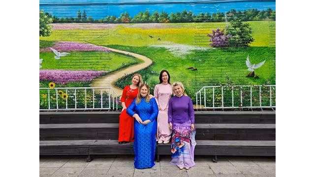 Des enseignantes russes venues de différentes villes se réunissent à Hanoï pour prendre des belles photos en « áo dài » traditionnel vietnamien. Photo : thoidai.vn