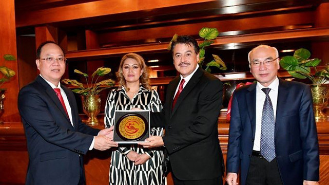 Le secrétaire adjoint du comité du Parti de Hô Chi Minh-Ville, Nguyên Hô Hai présente un cadeau de souvenir à Alfredo Femat Bañuelos. Photo: thoidai.com.vn