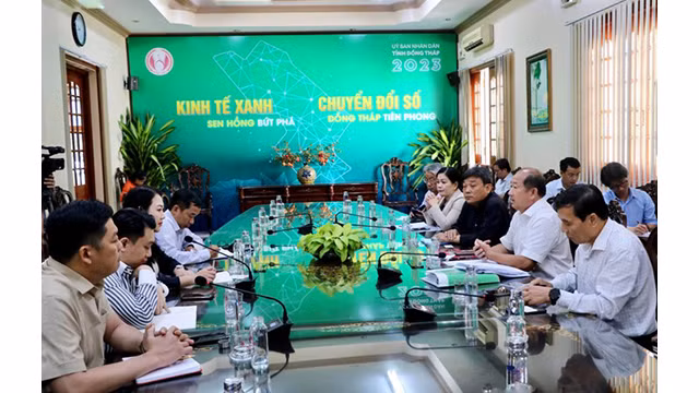  Le vice-président du Comité populaire provincial de Dông Thap, Doàn Tân Buu, discute de l'organisation de la Conférence ur la promotion du commerce et les échanges culturels avec les pays de l'ASEAN entre la province de Dong Thap et les pays de l'ASEAN. Photo : thoidai.com.vn