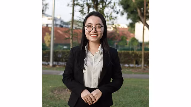 La présidente de l'Union des Étudiants vietnamiens à Singapour, Nguyên Thuy Quynh, estime que les activités d'échange des jeunes des deux pays seront une opportunité précieuse pour renforcer la coopération et cultiver l'amitié entre le Vietnam et Singapour. Photo : baoquocte.vn