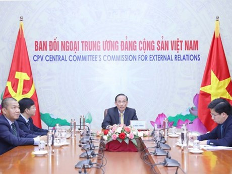 Le chef de la Commission des Relations extérieures du PCV, Lê Hoài Trung, lors de la conversation téléphonique avec son homologue cubain, Emilio Lozada Garcia. Photo : VNA.