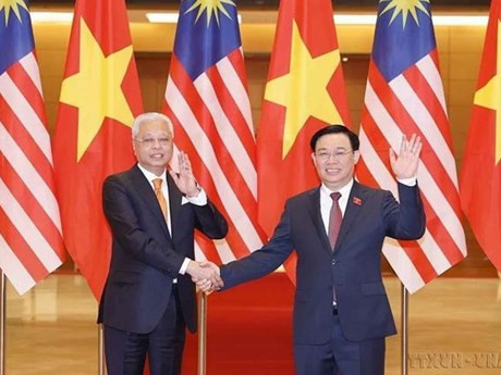 Le Président de l'Assemblée nationale vietnamienne, Vuong Dinh Huê (à droite), rencontre le Premier ministre malaisien, Dato' Sri Ismail Sabri bin Yaakob, lors de sa visite officielle au Vietnam en mars 2022. Photo : VNA.