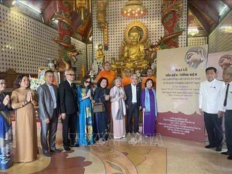 Commémoration des héros morts sur le récif de Gac Ma en Thaïlande. Photo : VNA.