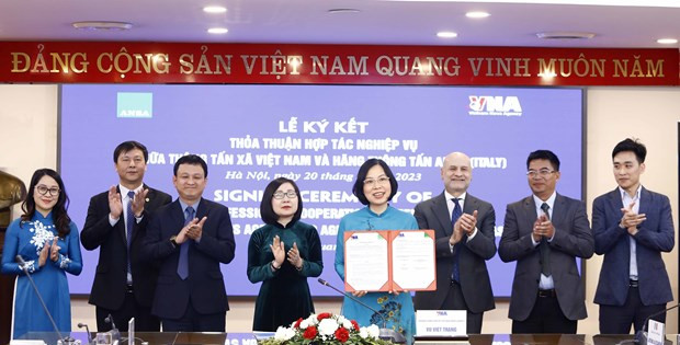 Cérémonie de signature d'un accord de coopération professionnelle entre la VNA et l'agence de presse italienne ANSA, le 20 février 2023 à Hanoï. Photo : VNA.