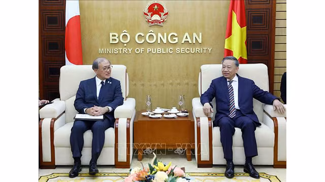 Le général Tô Lâm, membre du Bureau Politique, ministre de la Sécurité publique (à droite) et le secrétaire général du Conseil de Sécurité nationale du Japon, Akiba Takeo. Photo : baotintuc.vn