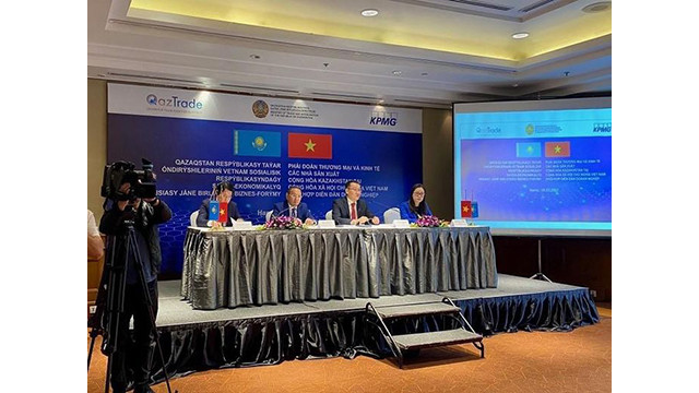 Le vice-ministre du Commerce et de l'Intégration du Kazakhstan, Kairat Torebayev, prend la parole lors de l'événement. Photo : Thoidai.com.vn