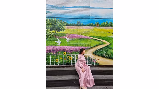 Selon Mme Valentina, enseignante au lycée pour les surdoués Nguyên Trai dans la province de Hai Duong, l'áo dài doit toujours être adapté à la forme de chacun. Photo : thoidai.com.vn