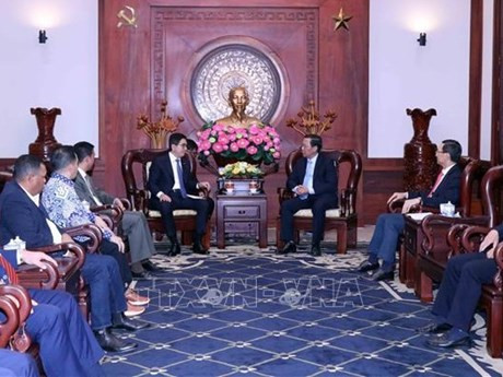 Le président du Comité populaire de Hô Chi Minh-Ville, Phan Van Mai (à droite) recevant le président de la Chambre de Commerce et d’industrie indonésienne, Arsjad Rasjid, le 14 mars 2023. Photo : VNA.