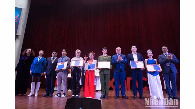 Le comité d’organisation a décerné les prix dans chaque catégorie aux meilleures œuvres du concours « Mélodies de la Jeunesse ». Photo : NDEL.