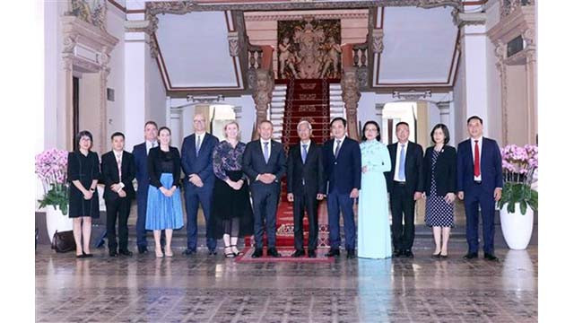 Le gouverneur de l'État australien d'Australie-Occidentale, Christopher Dawson, reçoit l'ambassadeur du Vietnam, Nguyên Tât Thành. Photo : VNA.