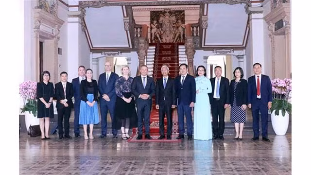 Le gouverneur de l'État australien d'Australie-Occidentale, Christopher Dawson, reçoit l'ambassadeur du Vietnam, Nguyên Tât Thành. Photo : VNA.