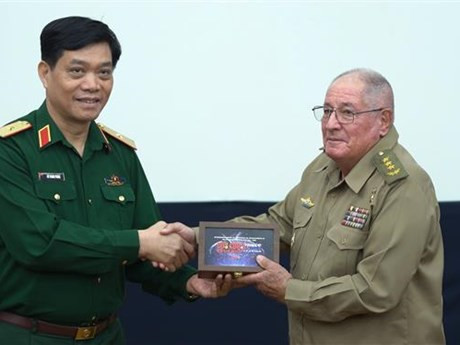 Le général de brigade Dô Thanh Phong, directeur adjoint du Département général de la Politique de l'Armée populaire du Vietnam et le ministre cubain des Forces armées révolutionnaires, le général de corps d'armée Álvaro López Miera. Photo : VNA.