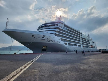 Le paquebot de luxe Silver Muse au port de Nha Trang. Photo: VNA