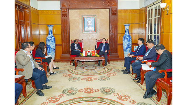 La vue générale de la rencontre entre le secrétaire du Comité du Parti de la ville de Hai Phong, Lê Tiên Châu et une délégation de l’Ambassade de Singapour au Vietnam. Photo : baodautu.vn