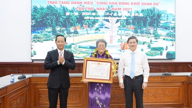 Une cérémonie pour honorer et décerner le titre de « Citoyen illustre de Dông Khoi » et de « Citoyen honoraire de Dôg Khoi » à Akemi Bando, secrétaire générale de l'Association d'aide à l'enfance Vietnam-Japon. Photo : NDEL.
