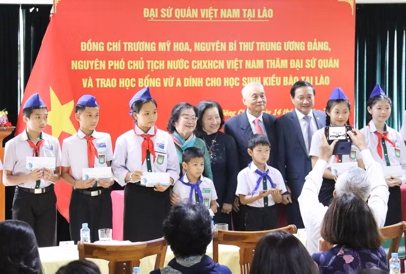 Lors de la cérémonie de remise de 100 bourses aux élèves, qui sont des enfants de Viet kieu au Laos. Photo: Báo Dân tộc và miền núi)