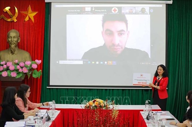 Lors de la cérémonie de remise de 200 000 dollars en faveur des sinistrés du séisme en Turquie et en Syrie. Photo : VNA.