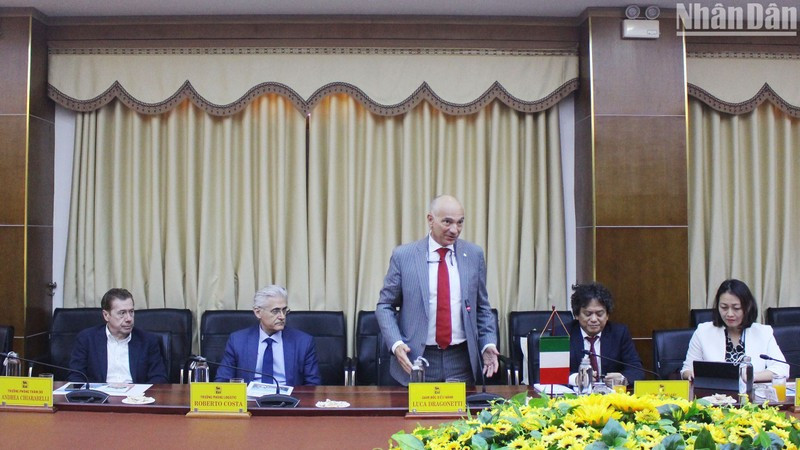 Les dirigeants de la société énergique d’Eni Vietnam du groupe italien d’Eni Energy viennent explorer les opportunités d'investissement dans le domaine de l'énergie à Quang Tri. Photo: NDEL