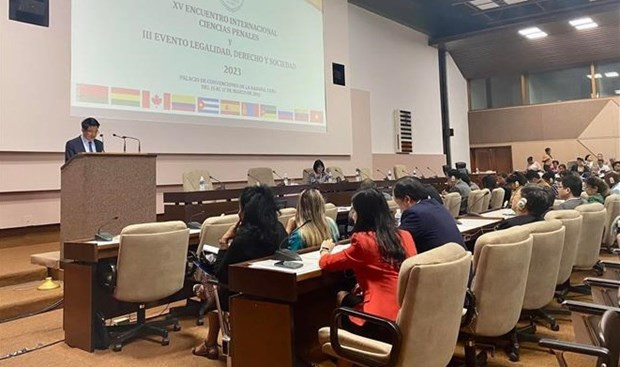 Le vice-président permanent du Parquet populaire suprême du Vietnam, Nguyên Huy Tiên, présente son intervention. Photo : VNA.