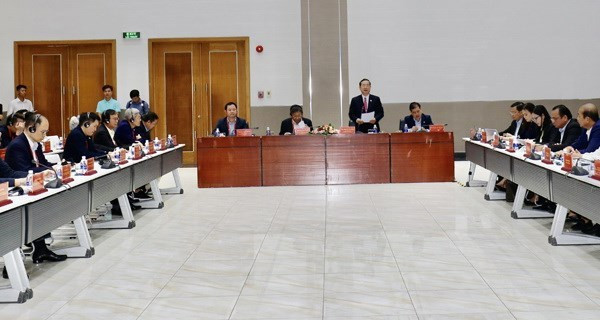 Nguyên Van Danh, vice-président du Comité populaire provincial de Binh Duong, prend la parole lors de la conférence. Photo : VNA.
