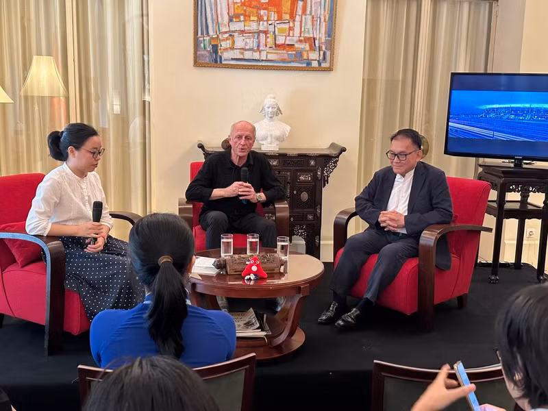 Emmanuelle Pavillon-Grosser (veston rouge), consule générale de France, présente des sites où se dérouleront les Jeux Olympiques et Paralympiques 2024 en France. Photo: CVN