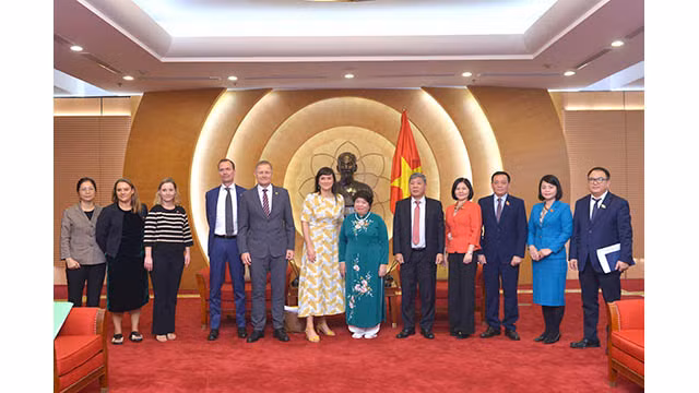 La présidente du Comité des Affaires sociales de l’AN, Nguyên Thuy Anh (à droite) et la a ministre danoise de l'Intérieur et de la Santé, Sophie Lohde Jacobsen, et les délégués. Photo : daibieunhandan.vn