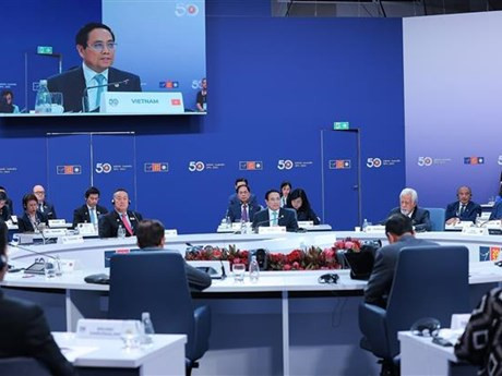 Le Premier ministre vietnamien Pham Minh Chinh prend la parole lors de la séance plénière du Sommet spécial pour fêter le 50e anniversaire des relations ASEAN-Australie, le 6 mars à Melbourne. Photo : VNA.