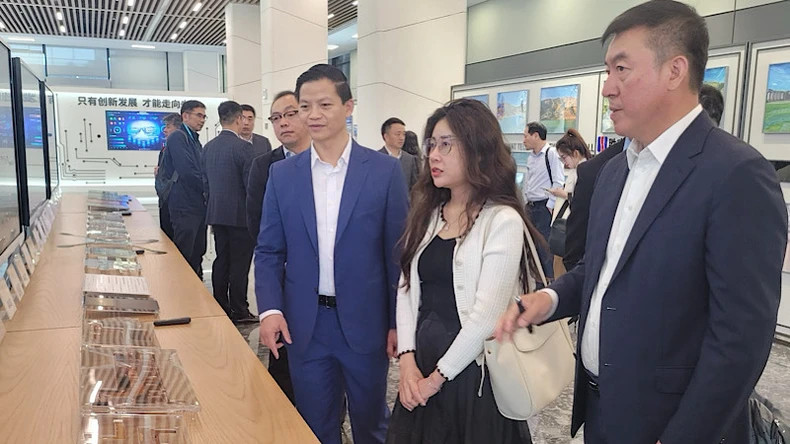 La délégation de la province de Bac Ninh visite l'usine du groupe Victory Giant. Photo: NDEL