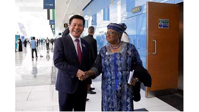 Le ministre vietnamien Nguyên Hông Diên (à gauche) et la directrice de l'OMC, Ngozi Okonjo-Iweala (à droite). Photo : thoibaonganhang.vn