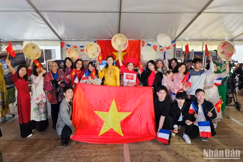 Des Vietnamiens participent à la Journée de la Francophonie. Photo : nhandan.vn