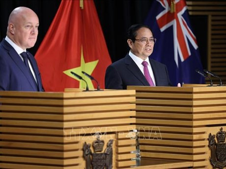 Le Premier ministre vietnamien Pham Minh Chinh (droite) et son homologue néo-zélandais Christopher Luxon. Photo: VNA