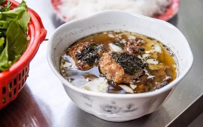 Le plat « bún chả » (vermicelles de riz à la viande de porc grillée) est un plat célèbre des Vietnamiens. Photo : Alay Stock.