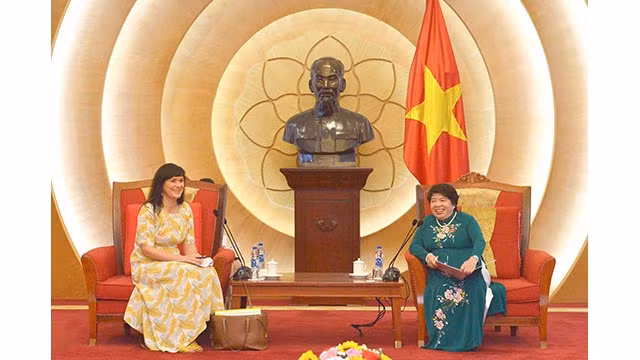 La présidente du Comité des affaires sociales de l’AN, Nguyên Thuy Anh (à droite) et la ministre danoise de l'Intérieur et de la Santé, Sophie Lohde Jacobsen. Photo : daibieunhandan.vn