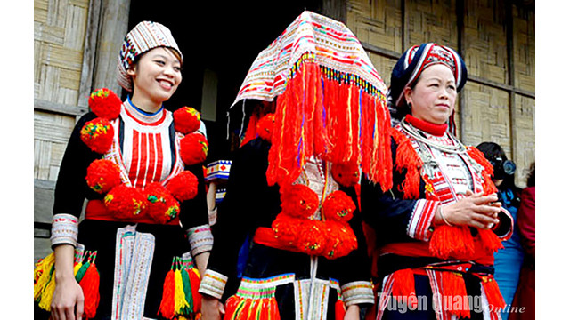 La mariée porte des vêtements traditionnels et se couvre la tête avec un foulard pendant le trajet de la maison de la mariée à la maison du marié. Photo : baotuyenquang.com.vn