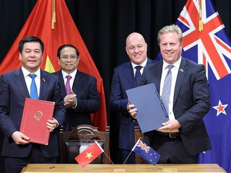 De gauche à droite : le Premier ministre vietnamien Pham Minh Chinh (2e) et son homologue néo-zélandais Christopher Luxon (3e) assistent à l'échange d'un accord de coopération économique et commerciale entre le ministère vietnamien de l'Industrie et du Commerce et le ministère néo-zélandais des Affaires étrangères et Commerce. Photo : VNA.