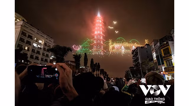 Les spectacles de lumière de drones au lac de l'Ouest en février 2024. Photo : VOV.