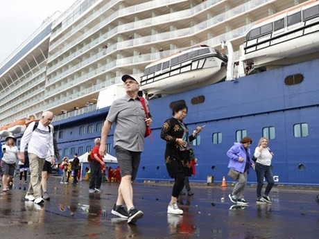 Des croisiéristes étrangers débarquent à Hue. Photo: baovanhoa.vn