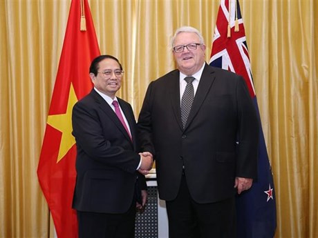 Le Premier ministre vietnamien Pham Minh Chinh (gauche) et le président de la Chambre des Représentants, Gerry Brownlee. Photo : VNA.
