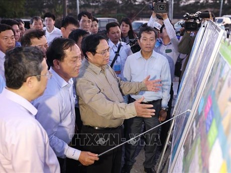 Le Premier ministre Pham Minh Chinh à la digue maritime de Go Cong. Photo : VNA.