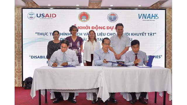 La cérémonie de lancement du projet de soutien aux personnes handicapées. Photo : thoidai.com.vn