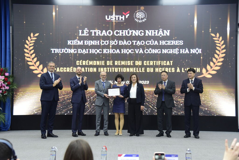 Cérémonie de remise du certificat d’accréditation institutionnelle du Hcéres à l’USTH, en décembre 2023. Photo : USTH/CVN. 