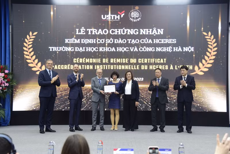 Cérémonie de remise du certificat d’accréditation institutionnelle du Hcéres à l’USTH, en décembre 2023. Photo : USTH/CVN. 